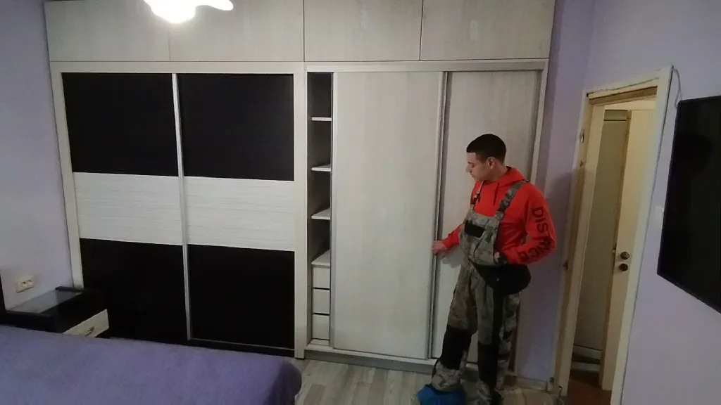 Гардероб плъзгащ, Бургас: Плъзгащият гардероб отблизо