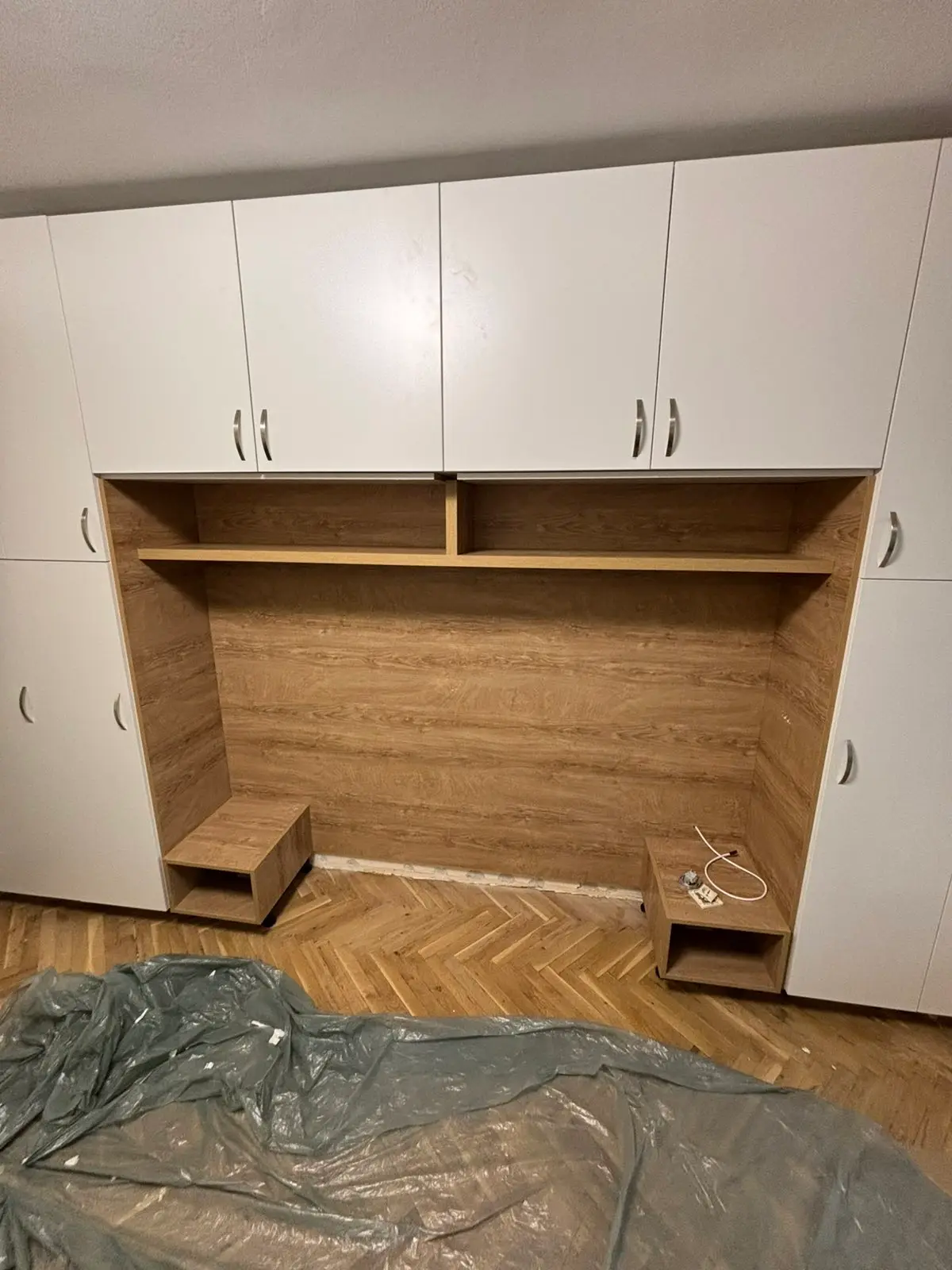 Секция бяло и дървесно